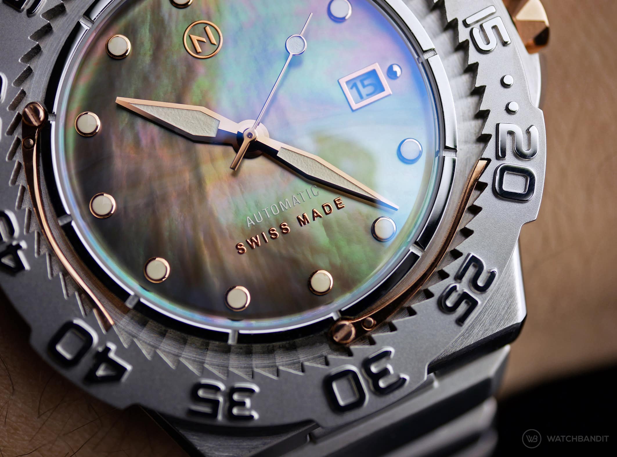 NOVE Trident Tahitian Mother of Pearl dial macro Kopie