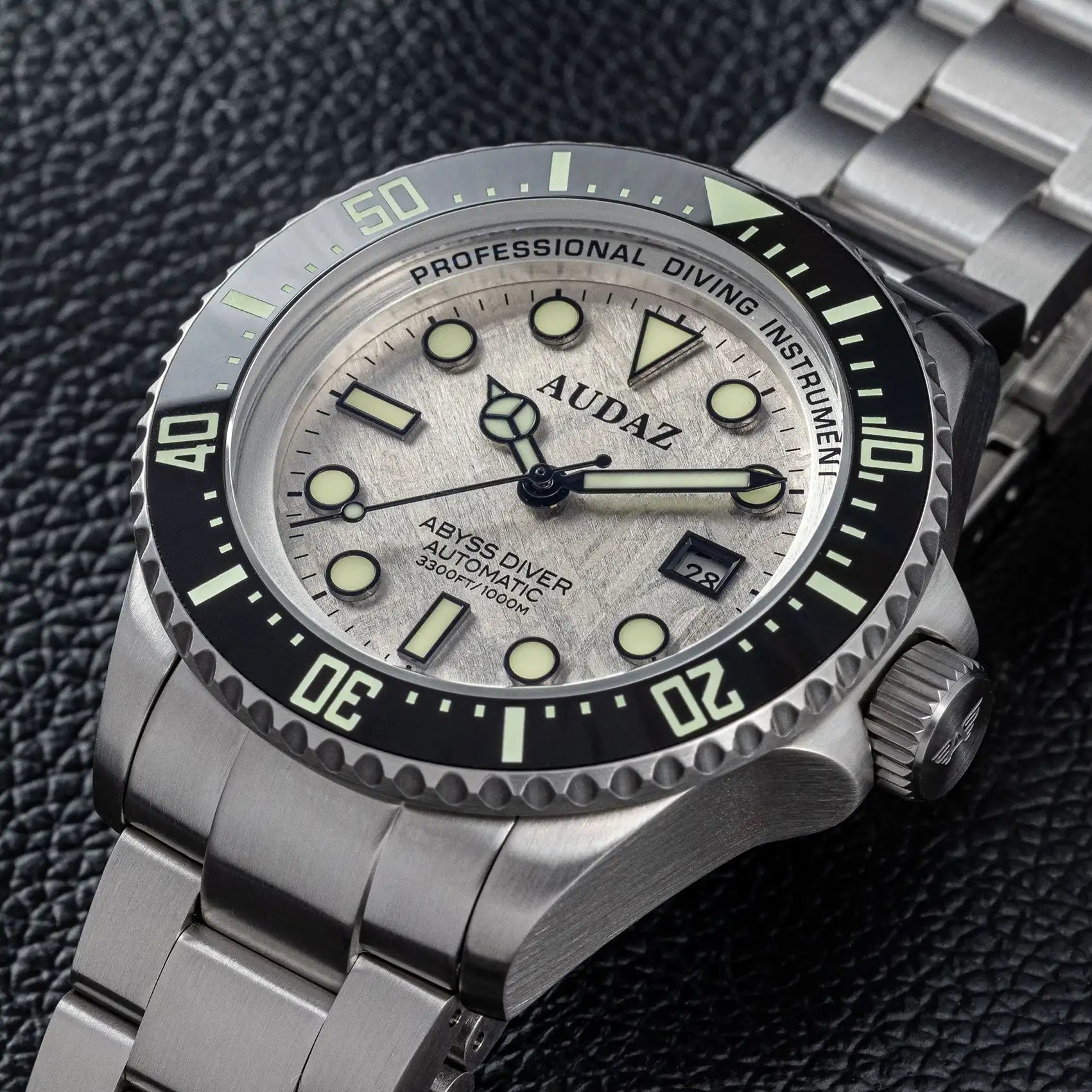 Audaz ABYSS DIVER ADZ-3010-11 Uhr mit Meteorit Zifferblatt Nahaufnahme