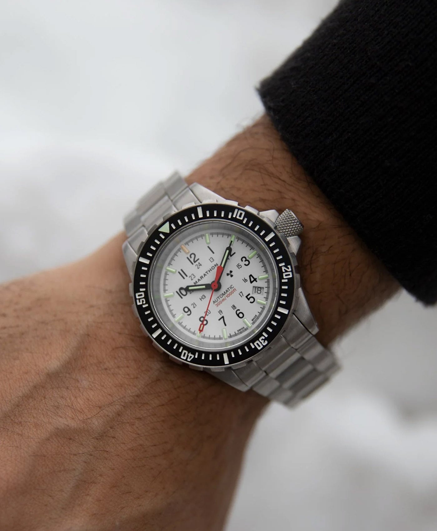 Marathon-41mm-Artic-Edition-Large-Divers-Automatic-GSAR-With-Stainless-Steel-Bracelet-wrist shot-min