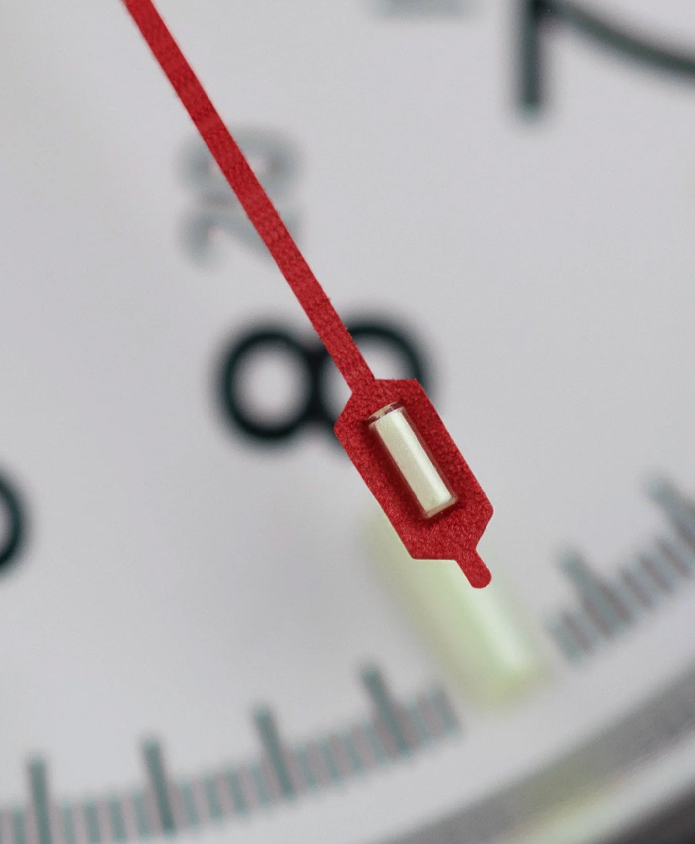 Marathon-41mm-Artic-Edition-seconds-hand-tritium-tube-close up-min