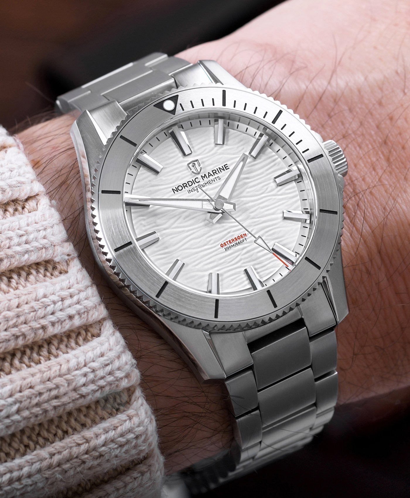 Nordic-Marine-Instruments-ØSTERSØEN-Himmelblå-Arctiv Hvid-wrist shot