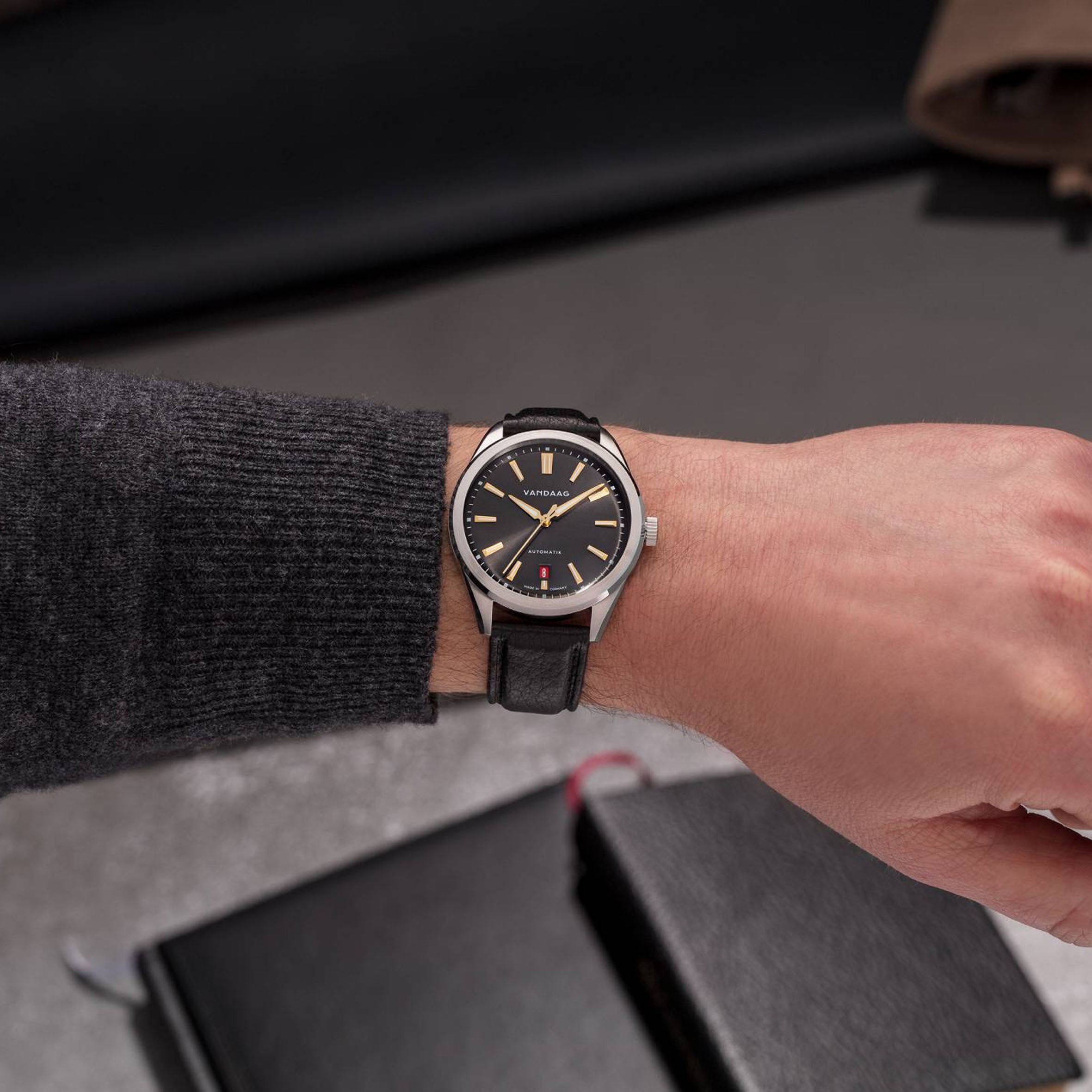 Vandaag - Baas - Gold-Kraft - Leather Bracelet - Red Date - wrist shot