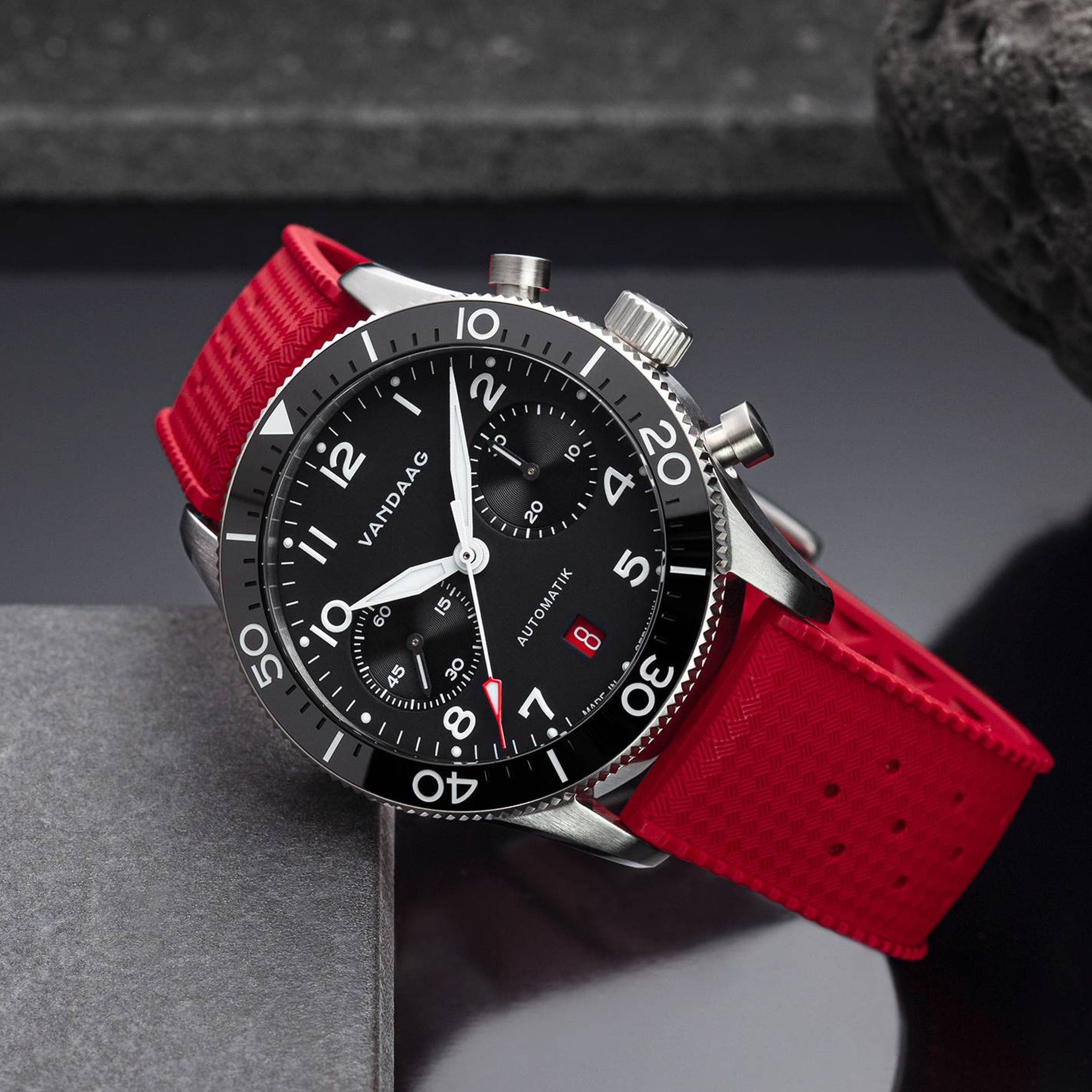 Vandaag - Schallmauer Automatik - Black - Red Rubber Strap - mood