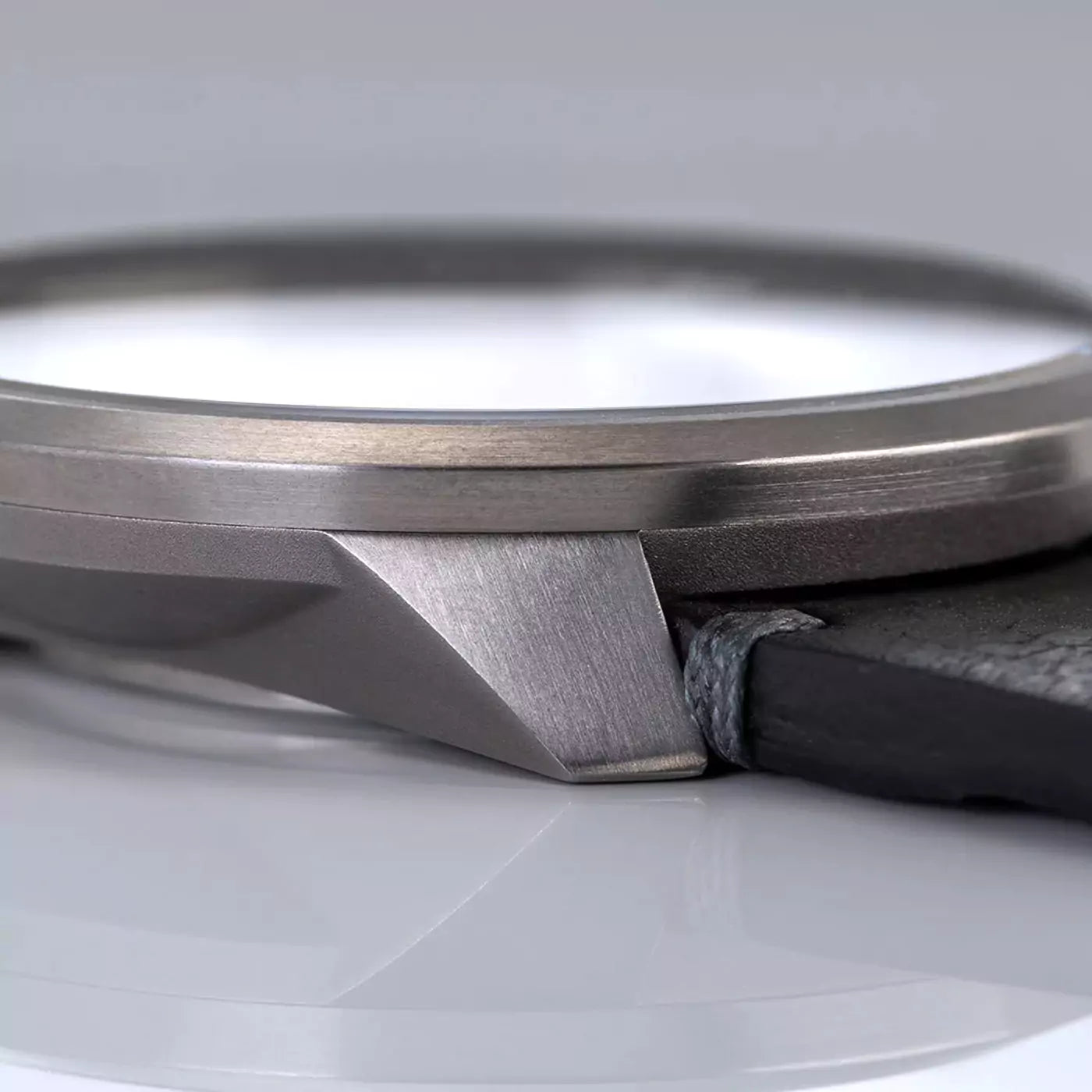 botta-uno-24-automatic-case-close-up