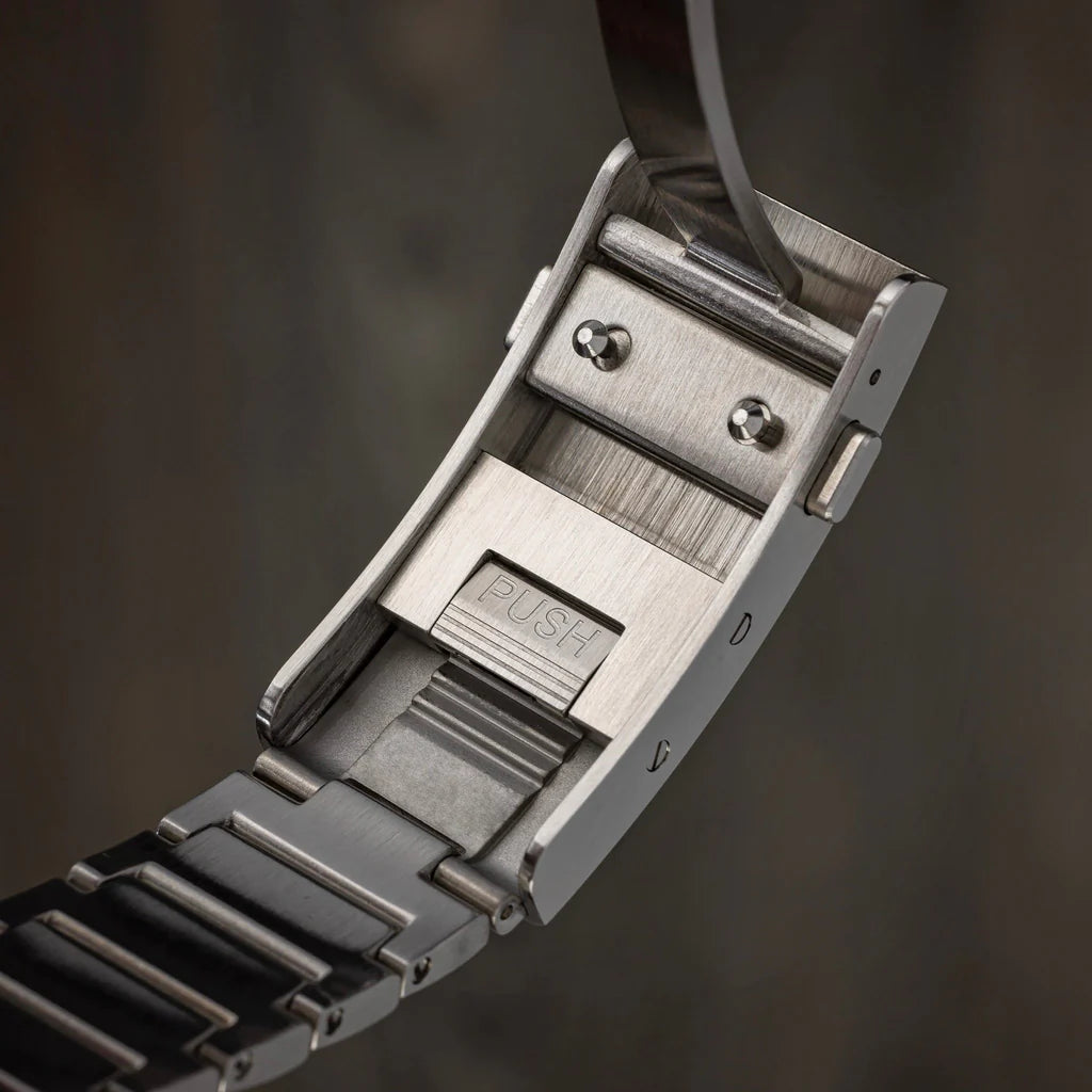 ocean-crawler-bolt-red-on the fly adjustment buckle