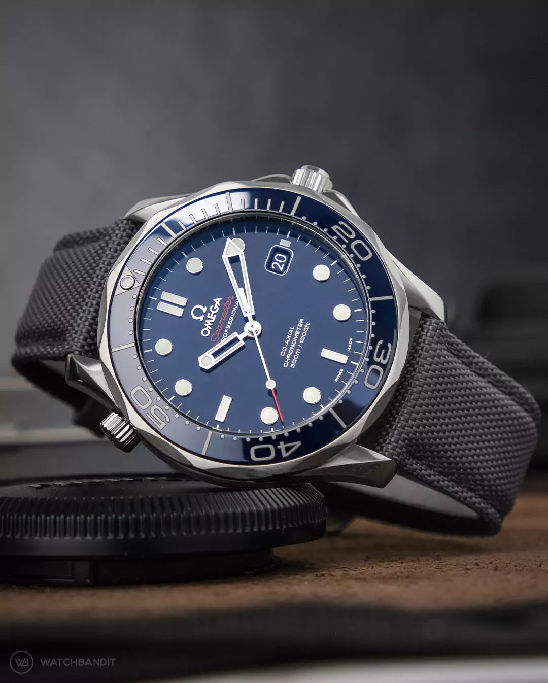 omega-seamaster-watchbandit-sailcloth-armband-dark-grey-2