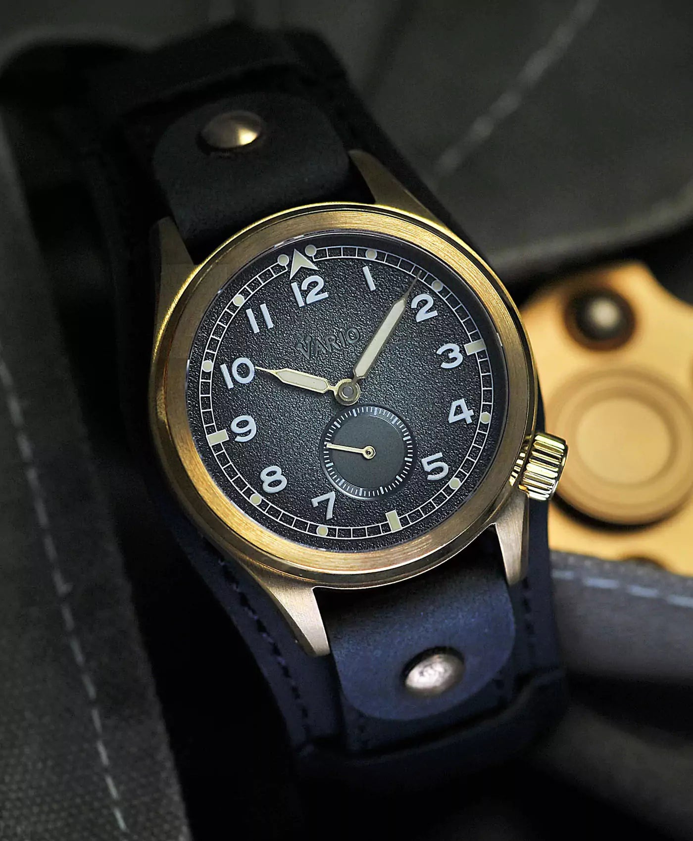 vario-1945-d12-bronze-fume-grey-field-watch-mood2