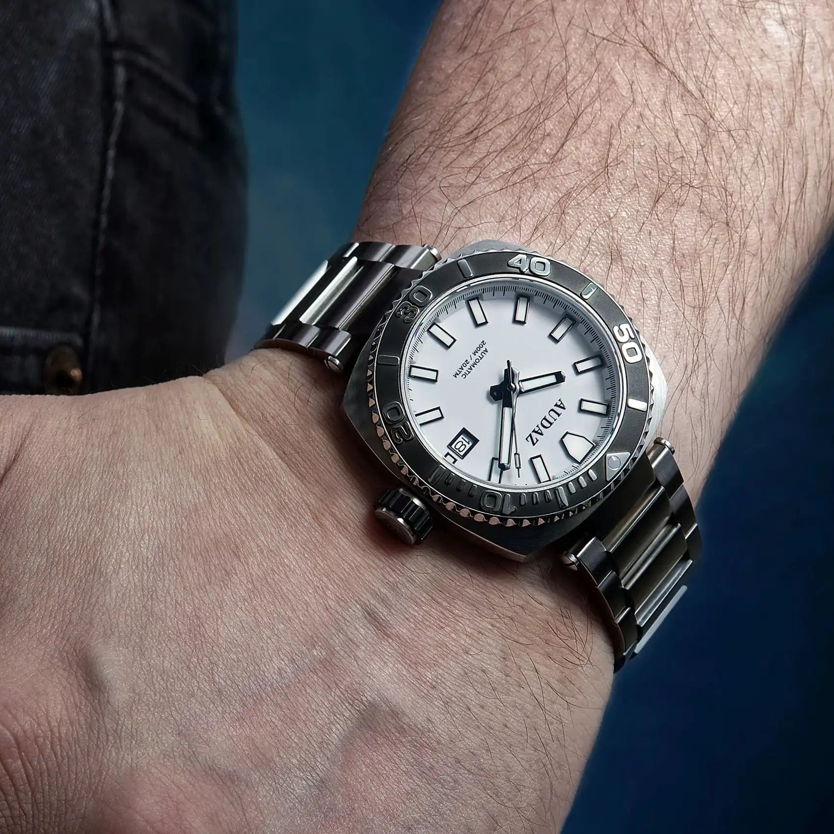 Audas King Ray White full lume ADZ-3040-wrist shot