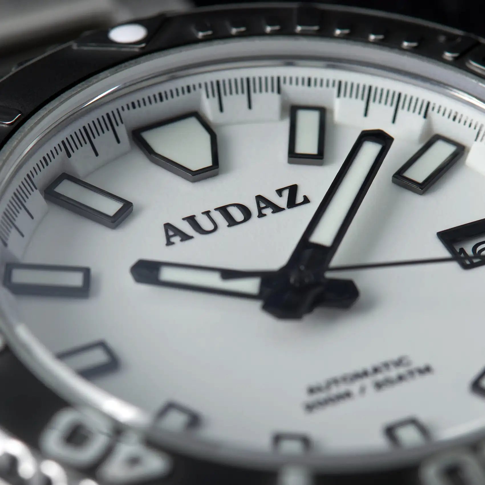 Audas King Ray White full lume ADZ-3040-dial close up