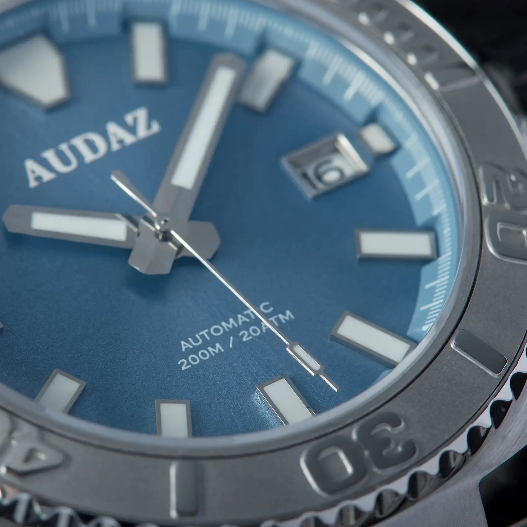 Audaz KING RAY ADZ-3040-03 - ice blue sunray dial close up