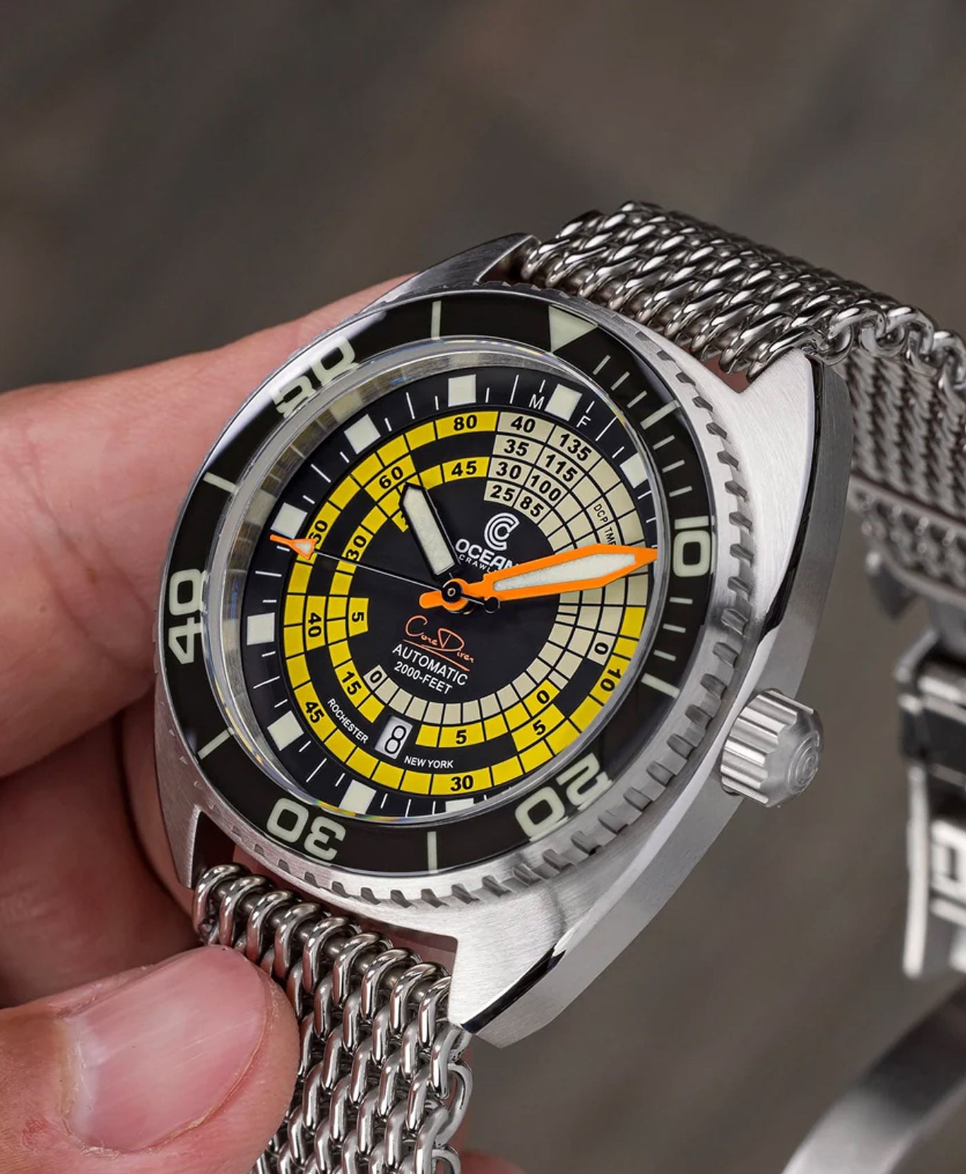 Ocean Crawler - Decompression Timer - Yellow - close up-min