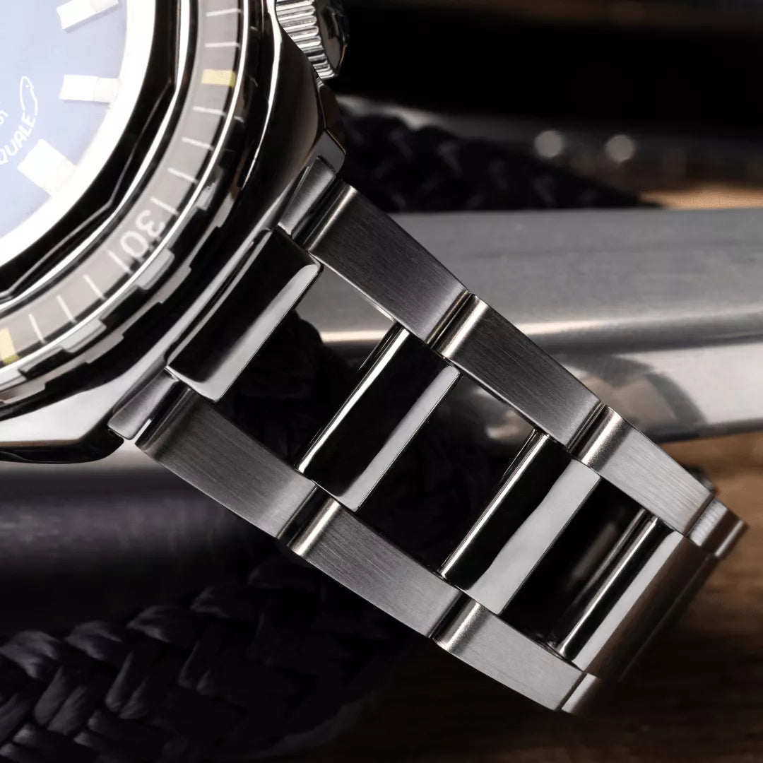 Squale – 2001 – bracelet close up