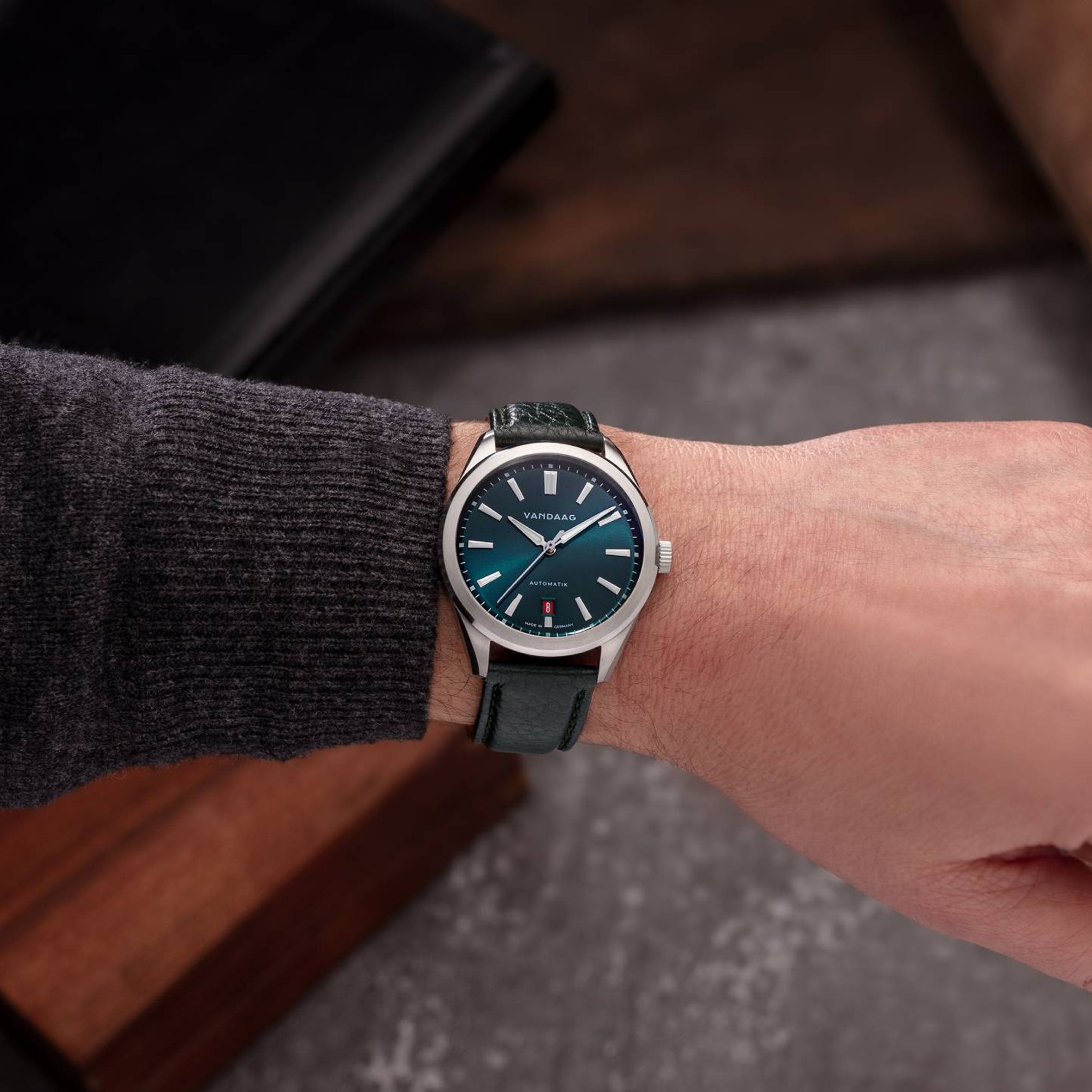 Vandaag - Baas - Harmonie - Leather Bracelet - Red Date - wrist shot