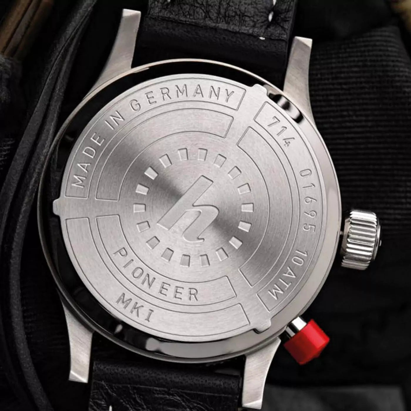 hanhart-pioneer-mk-i-reverse-panda-40-mm-case-back