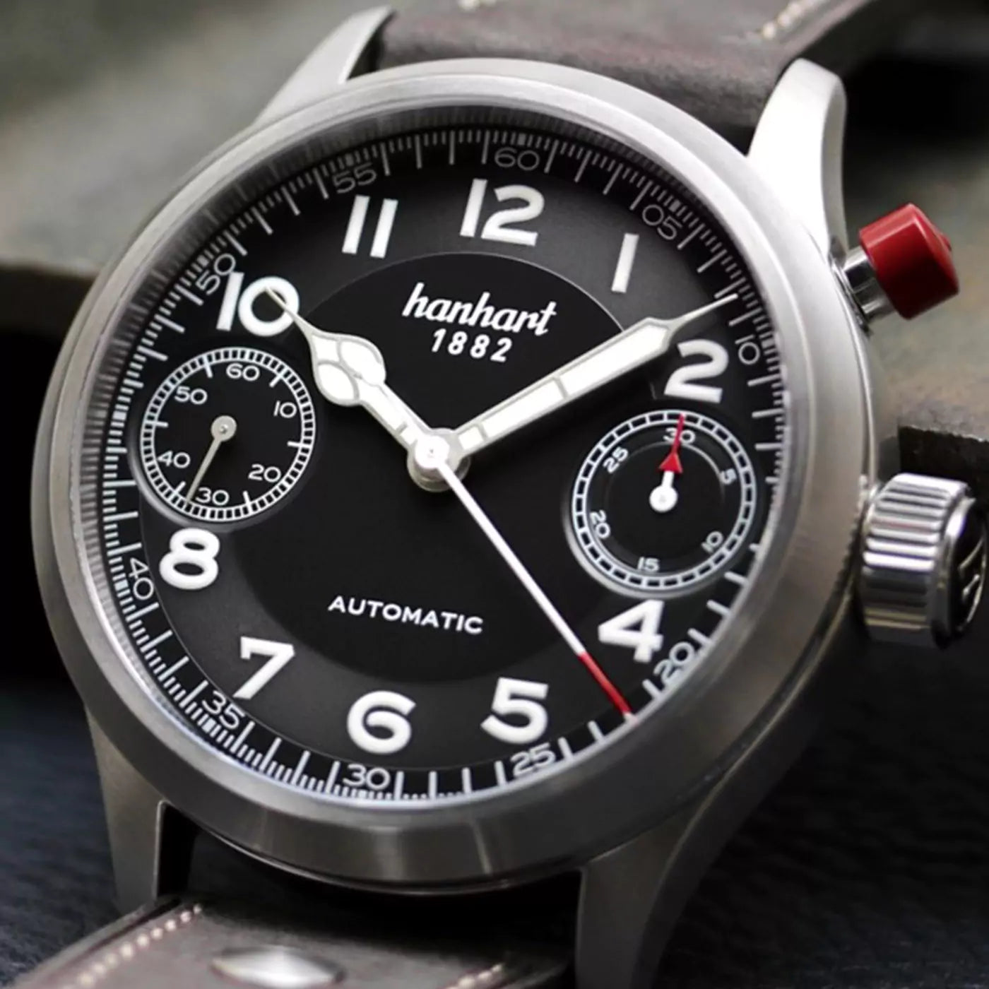 hanhart-pioneer-monoscope-black-smooth-bezel-45-mm-dial-closeup-2