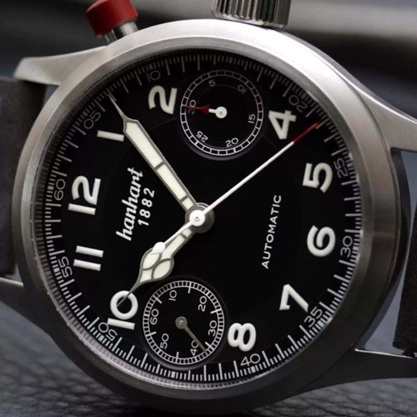 hanhart-pioneer-monoscope-black-smooth-bezel-45-mm-dial-closeup