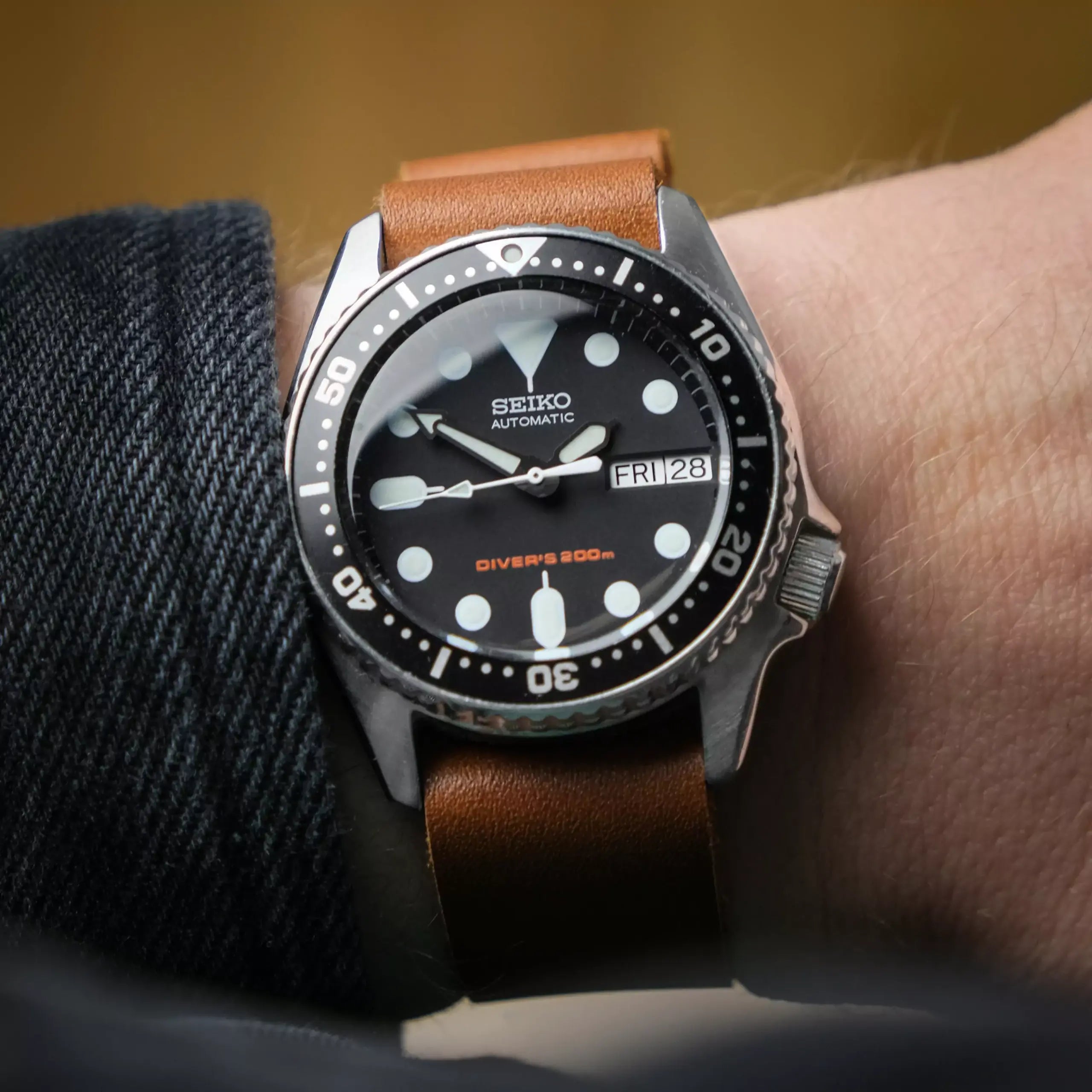 jelsdal-leather-singlepiece-strap-brown-seikoskx007-wristshot
