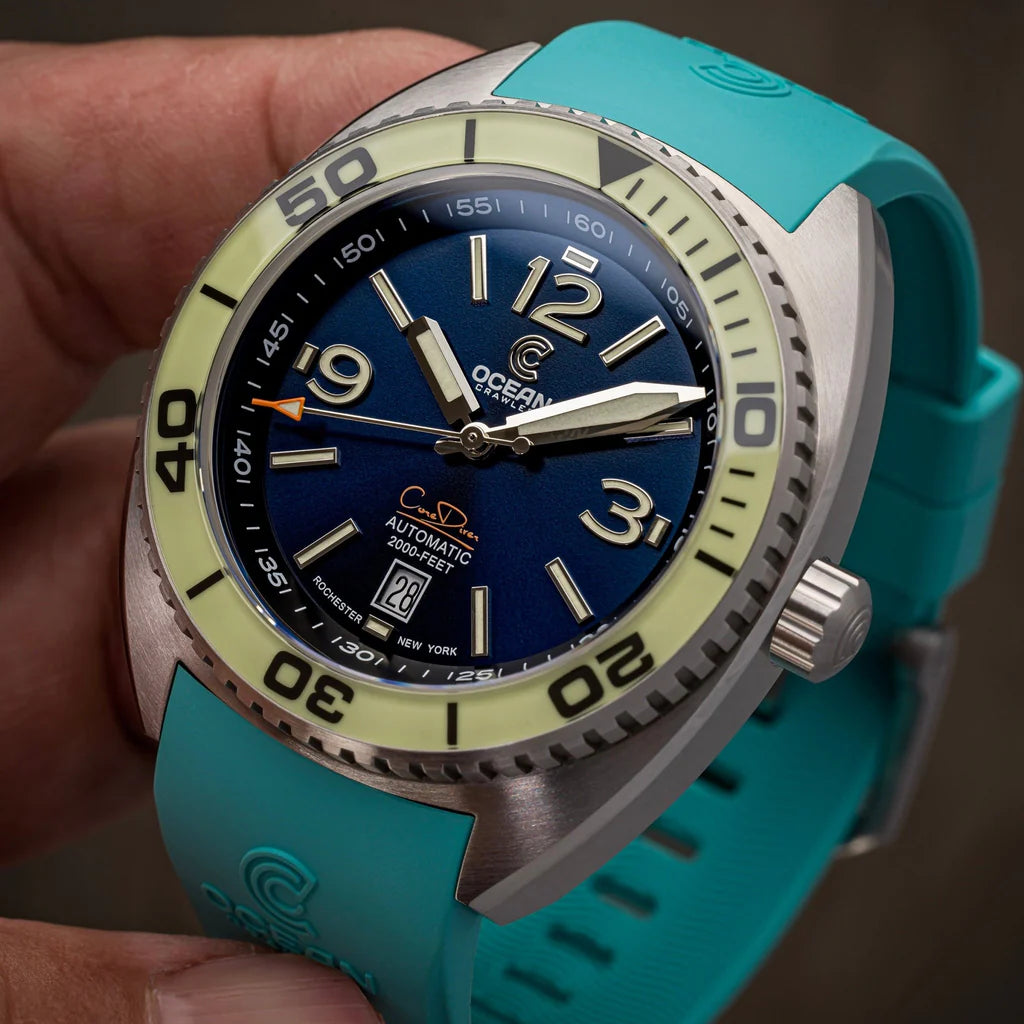 ocean-crawler-core-diver-v4-arctic-blue-le-in hands