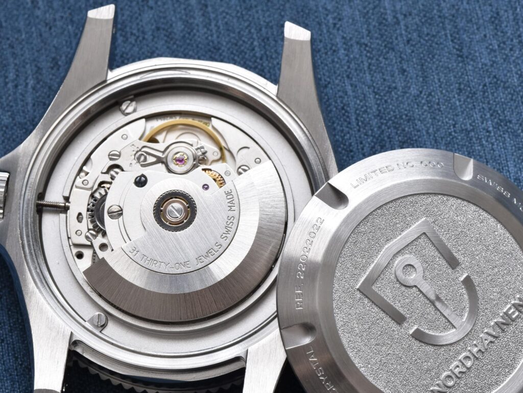 Nordic Marine Instruments-open caseback-min