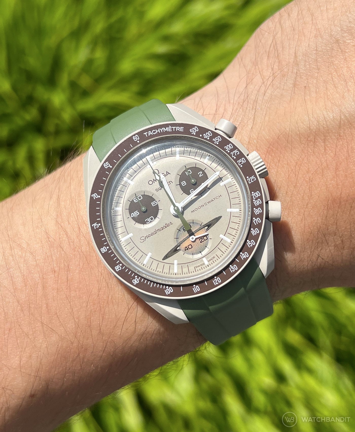 Omega-Swatch-MoonSwatch-Mission-To-Saturn-Green-Rubber-strap-wristshot-min
