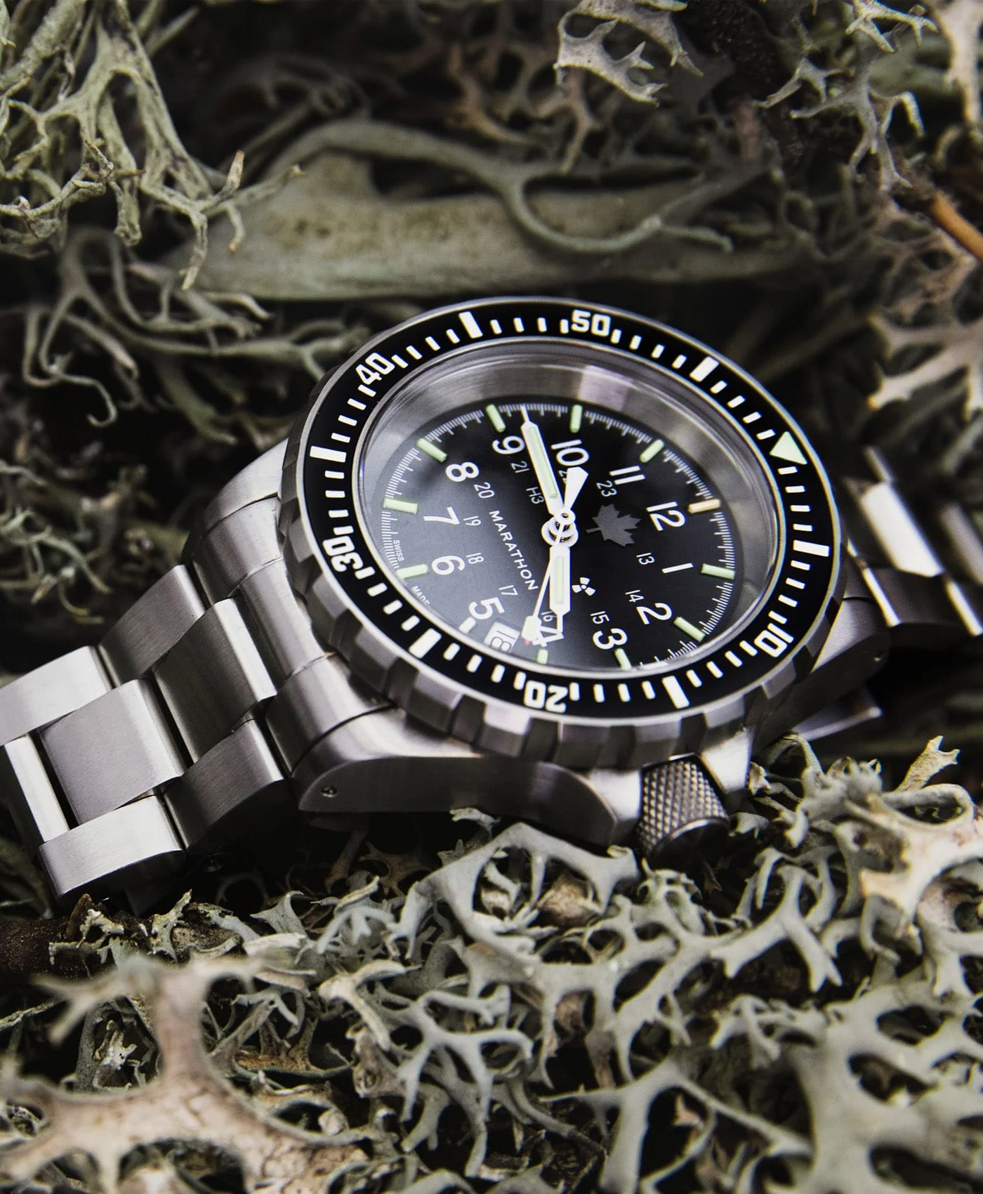 Marathon-41mm-Grey-Maple-Large-Divers-Automatic-GSAR-stainless-steel-bracelet-side-mood-min
