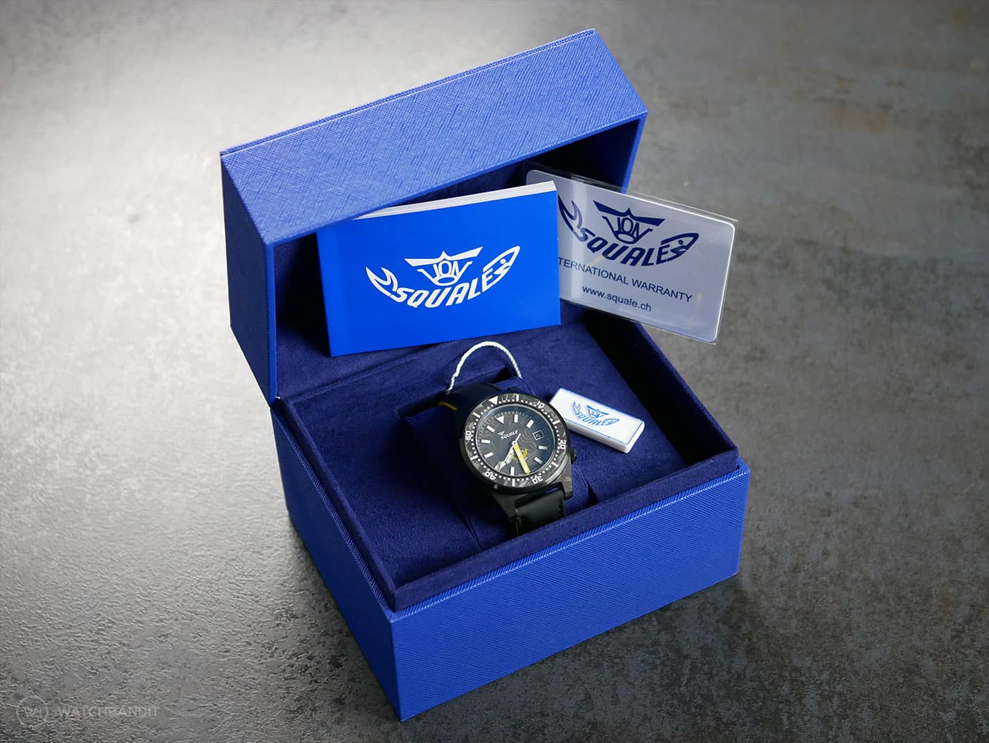 Squale-T-183-Forged-Carbon-Yellow-box-delivery-open-min