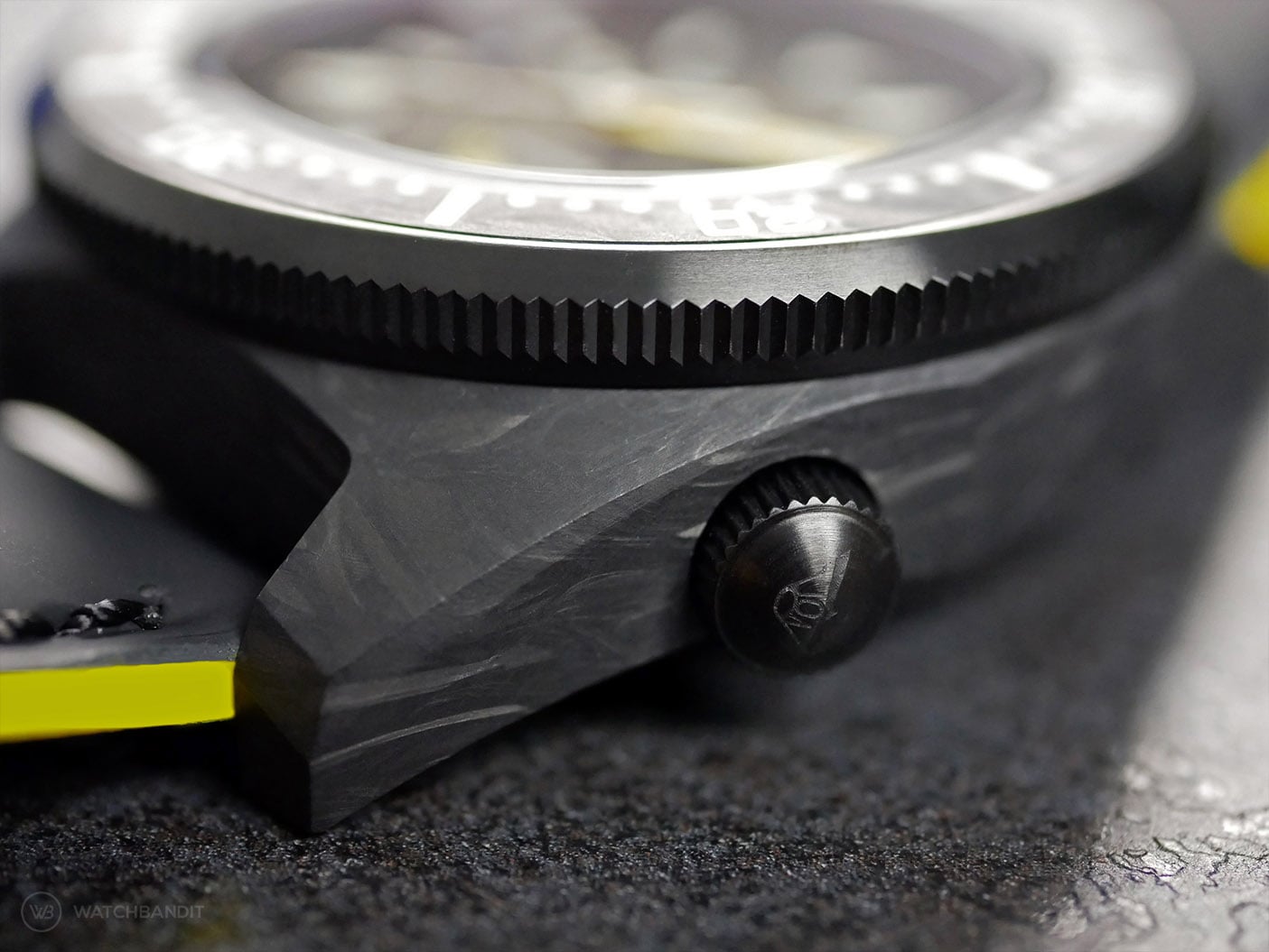 Squale-T-183-Forged-Carbon-Yellow-case-detail-min
